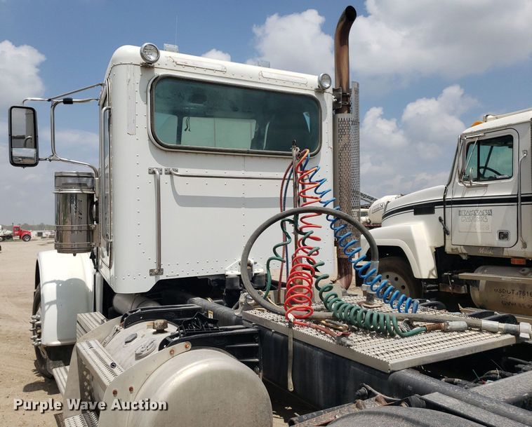 image for item LT9747 2013 Peterbilt 388  semi truck