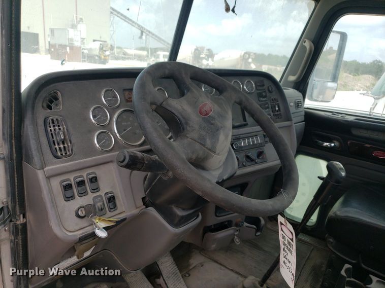 image for item LT9747 2013 Peterbilt 388  semi truck