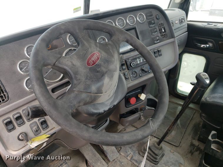 image for item LT9747 2013 Peterbilt 388  semi truck