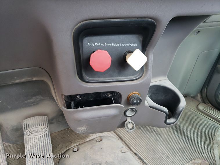 image for item LT9747 2013 Peterbilt 388  semi truck