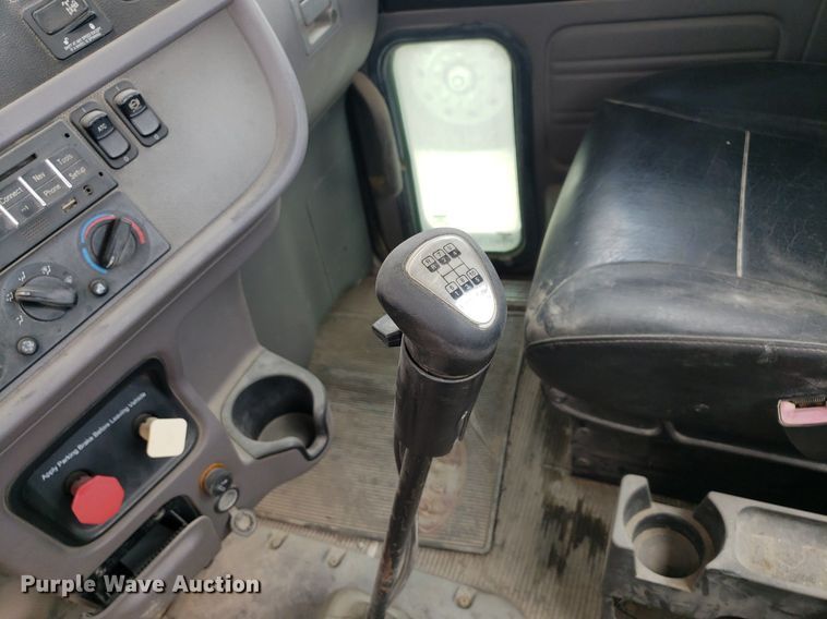 image for item LT9747 2013 Peterbilt 388  semi truck