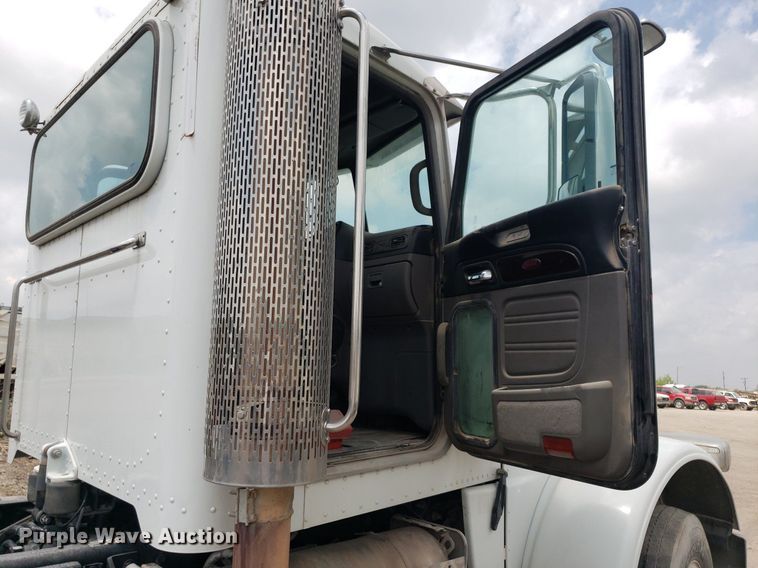 image for item LT9747 2013 Peterbilt 388  semi truck