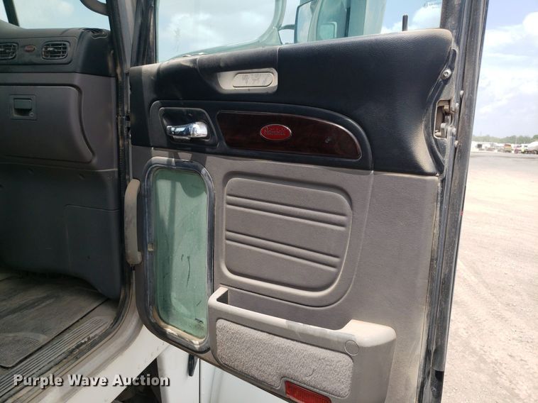 image for item LT9747 2013 Peterbilt 388  semi truck