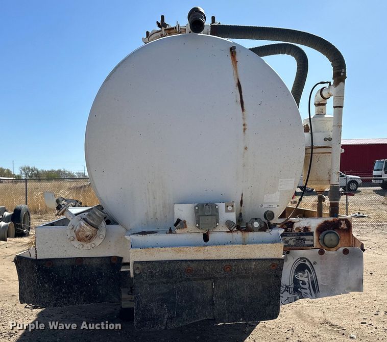 image for item LU9612 2001 Eagle EV-130  tank trailer