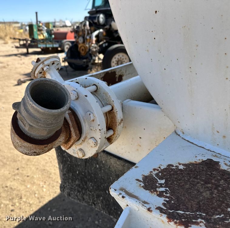 image for item LU9612 2001 Eagle EV-130  tank trailer