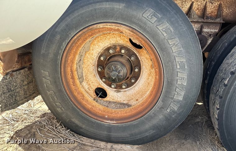 image for item LU9612 2001 Eagle EV-130  tank trailer