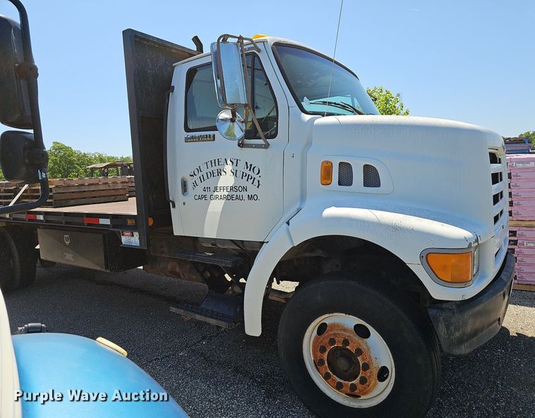 image for item LW9610 1998 Ford L8501  flatbed truck