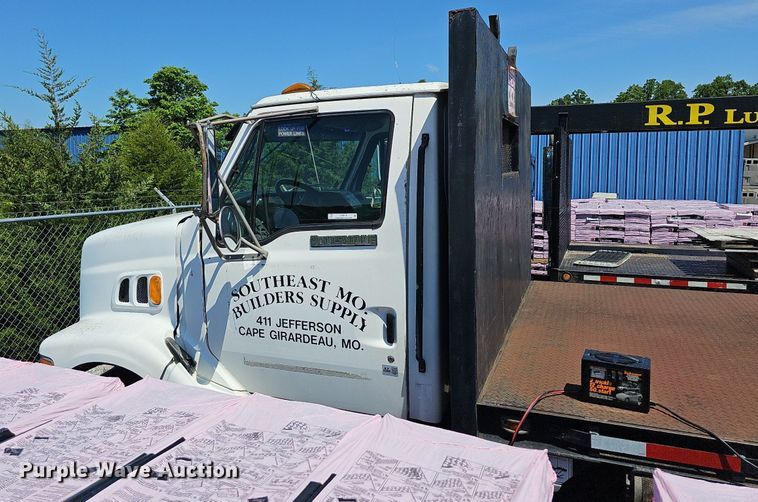 image for item LW9610 1998 Ford L8501  flatbed truck