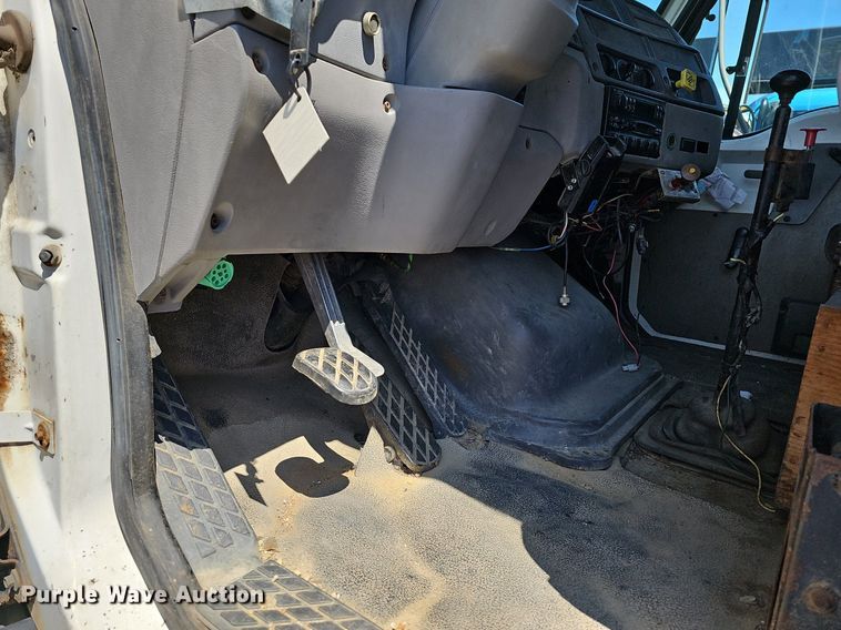 image for item LW9610 1998 Ford L8501  flatbed truck