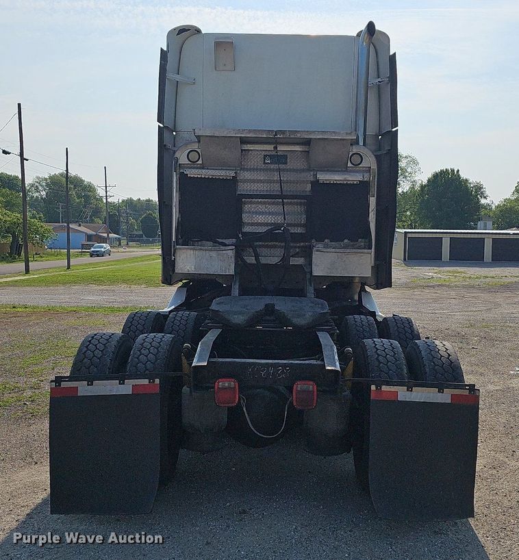 image for item LW9613 2003 Freightliner Century Class ST  semi truck