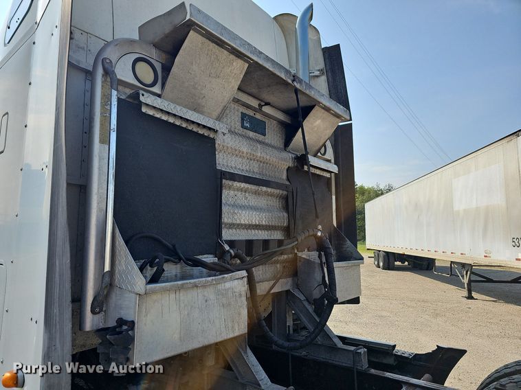 image for item LW9613 2003 Freightliner Century Class ST  semi truck