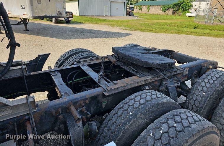 image for item LW9613 2003 Freightliner Century Class ST  semi truck