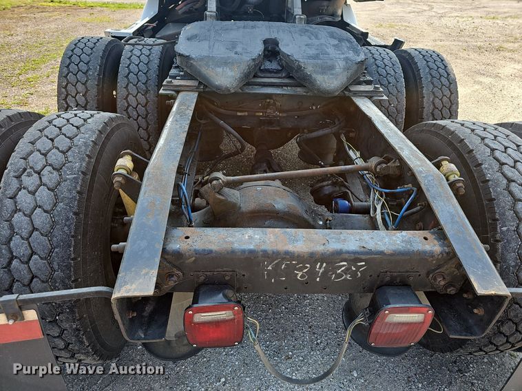 image for item LW9613 2003 Freightliner Century Class ST  semi truck