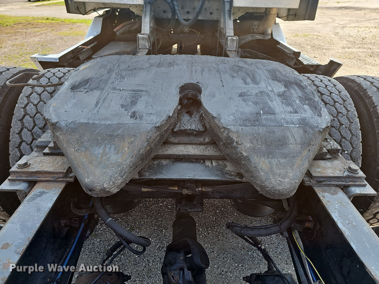 image for item LW9613 2003 Freightliner Century Class ST  semi truck