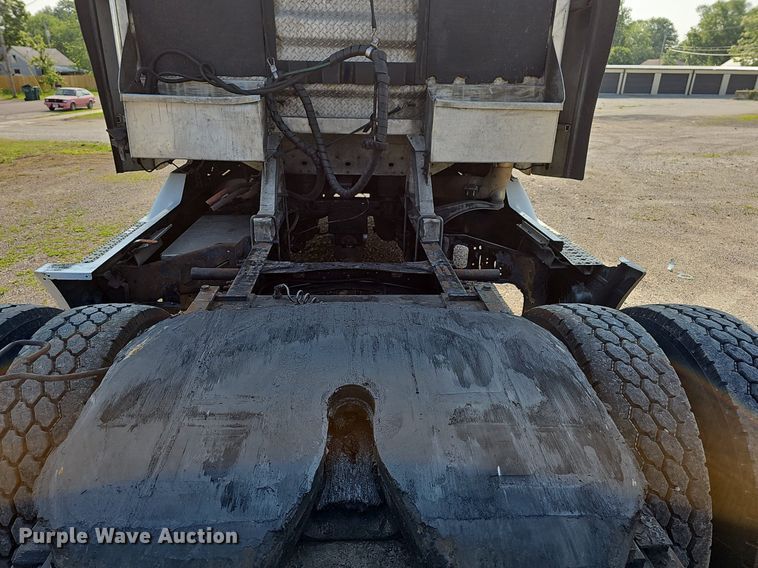 image for item LW9613 2003 Freightliner Century Class ST  semi truck