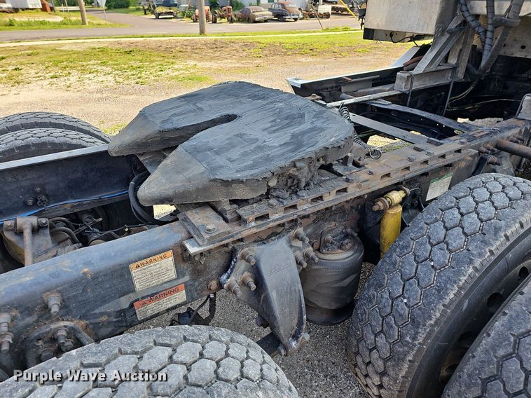 image for item LW9613 2003 Freightliner Century Class ST  semi truck