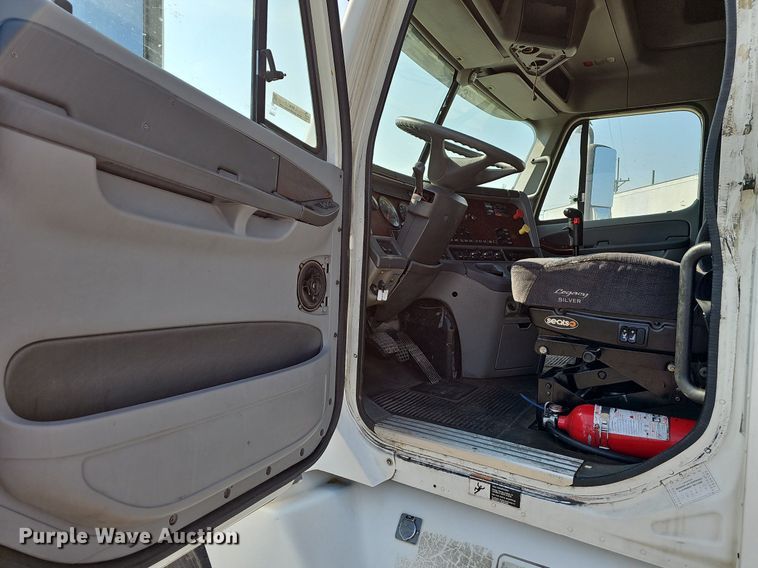 image for item LW9613 2003 Freightliner Century Class ST  semi truck