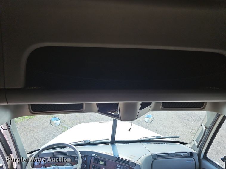 image for item LW9613 2003 Freightliner Century Class ST  semi truck