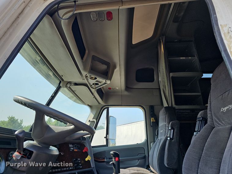 image for item LW9613 2003 Freightliner Century Class ST  semi truck