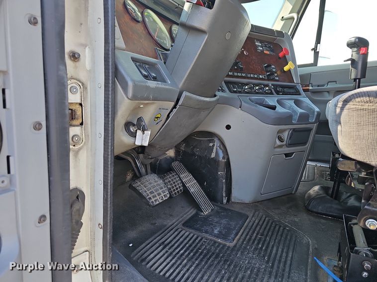 image for item LW9613 2003 Freightliner Century Class ST  semi truck