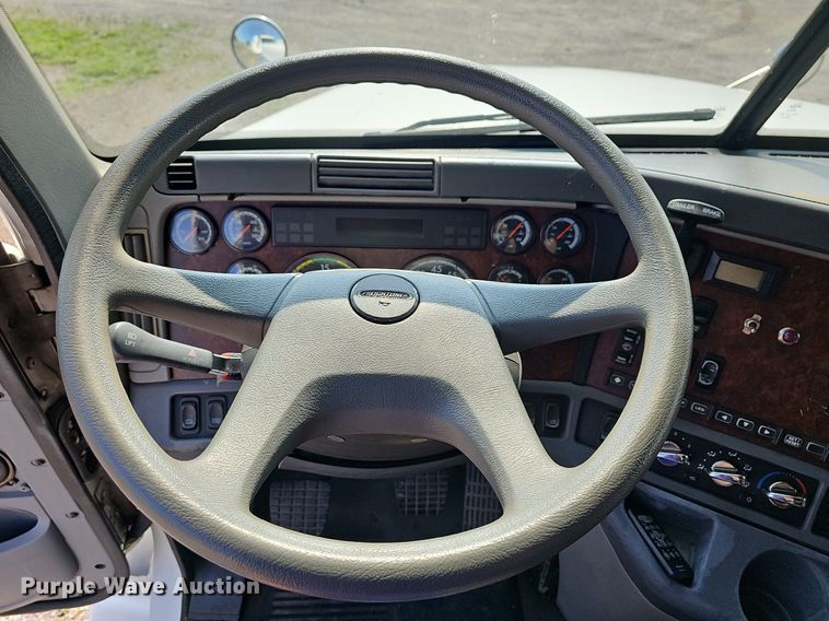 image for item LW9613 2003 Freightliner Century Class ST  semi truck