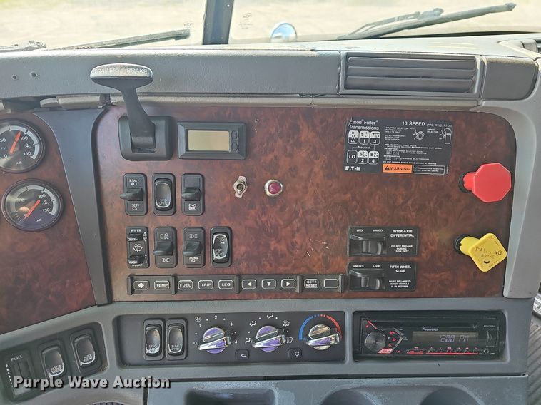 image for item LW9613 2003 Freightliner Century Class ST  semi truck