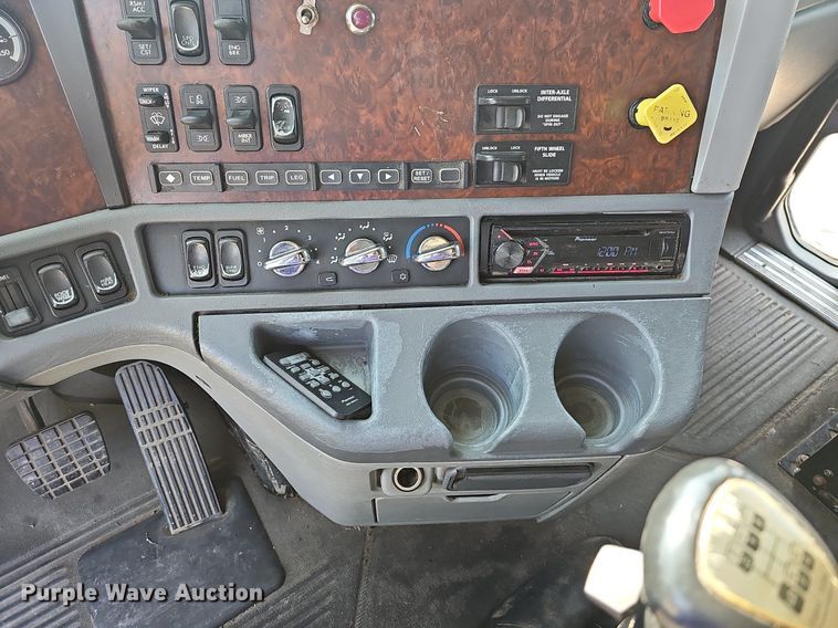 image for item LW9613 2003 Freightliner Century Class ST  semi truck