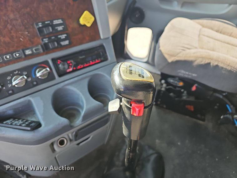 image for item LW9613 2003 Freightliner Century Class ST  semi truck