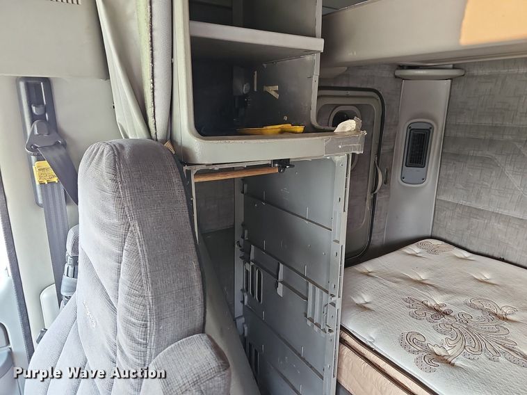 image for item LW9613 2003 Freightliner Century Class ST  semi truck