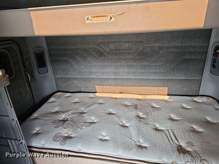 image for item LW9613 2003 Freightliner Century Class ST  semi truck