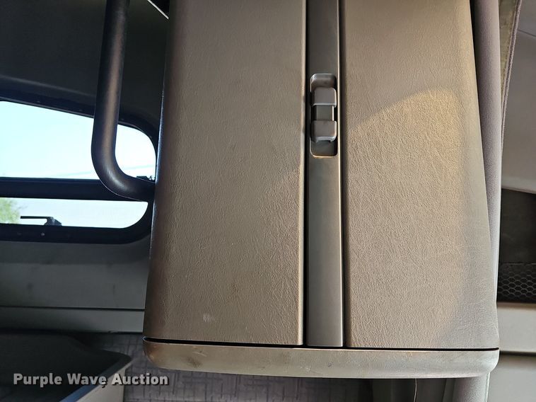 image for item LW9613 2003 Freightliner Century Class ST  semi truck