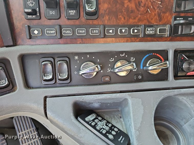 image for item LW9613 2003 Freightliner Century Class ST  semi truck