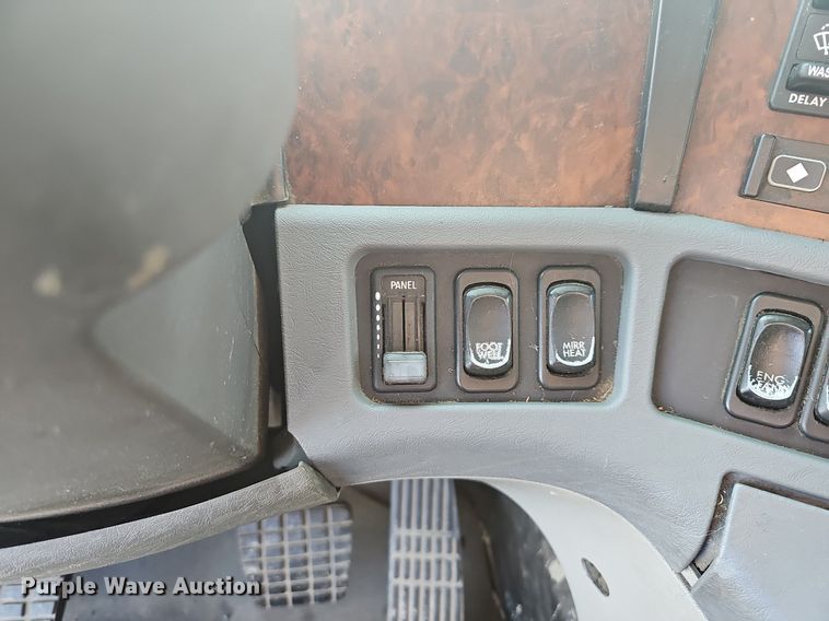 image for item LW9613 2003 Freightliner Century Class ST  semi truck