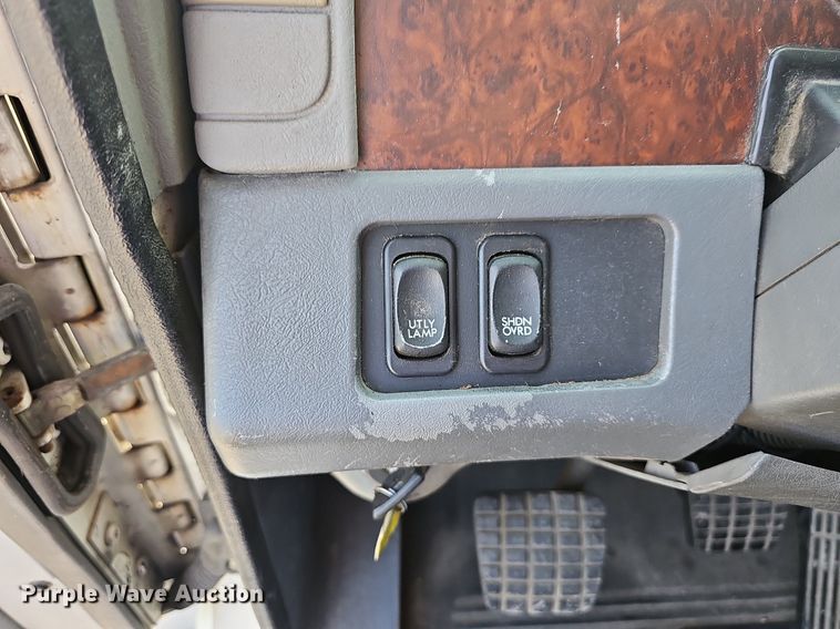 image for item LW9613 2003 Freightliner Century Class ST  semi truck