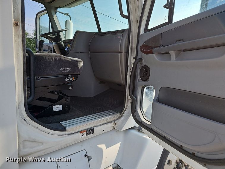 image for item LW9613 2003 Freightliner Century Class ST  semi truck