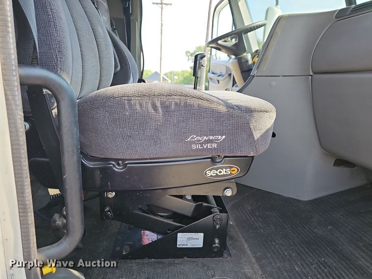 image for item LW9613 2003 Freightliner Century Class ST  semi truck