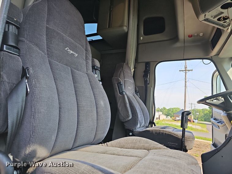 image for item LW9613 2003 Freightliner Century Class ST  semi truck