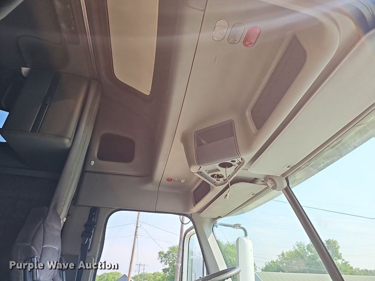 image for item LW9613 2003 Freightliner Century Class ST  semi truck