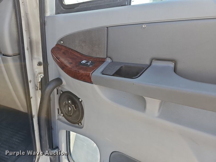 image for item LW9613 2003 Freightliner Century Class ST  semi truck