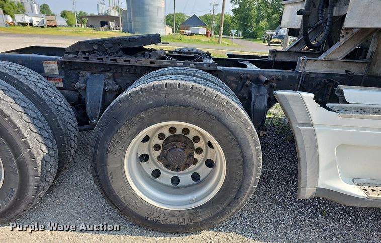 image for item LW9613 2003 Freightliner Century Class ST  semi truck