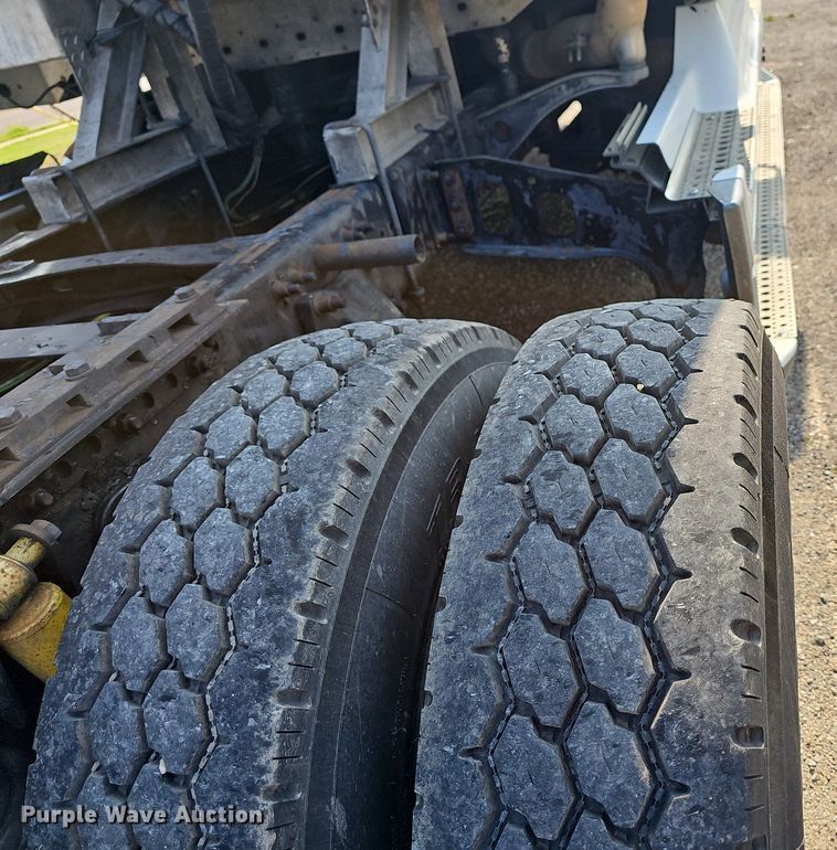 image for item LW9613 2003 Freightliner Century Class ST  semi truck