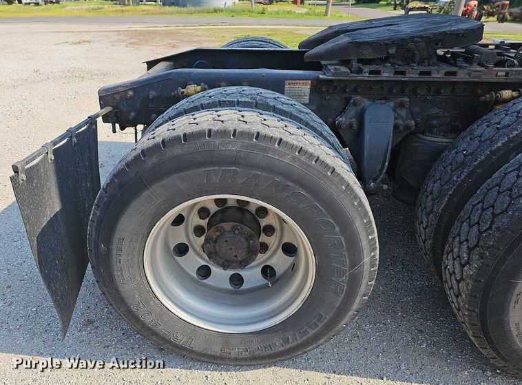 image for item LW9613 2003 Freightliner Century Class ST  semi truck