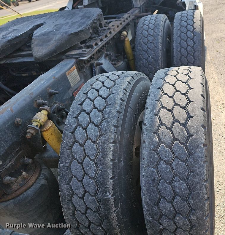 image for item LW9613 2003 Freightliner Century Class ST  semi truck