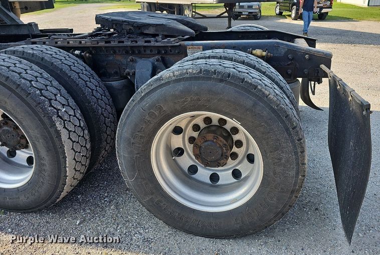 image for item LW9613 2003 Freightliner Century Class ST  semi truck