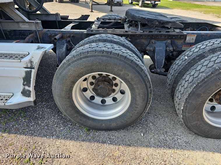 image for item LW9613 2003 Freightliner Century Class ST  semi truck