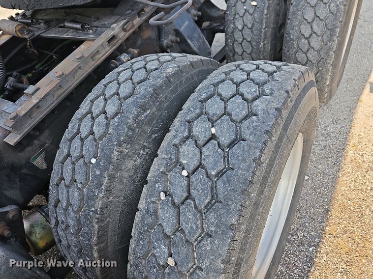 image for item LW9613 2003 Freightliner Century Class ST  semi truck