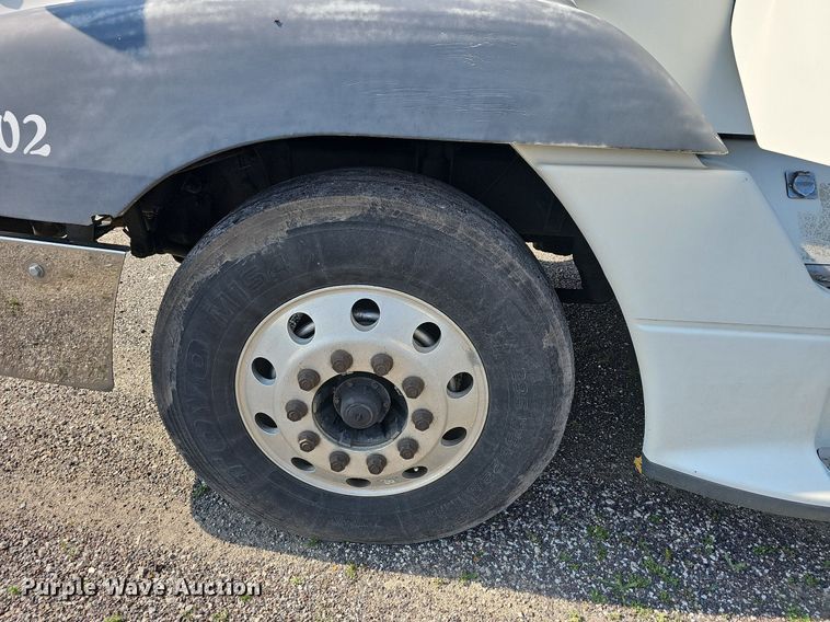 image for item LW9613 2003 Freightliner Century Class ST  semi truck