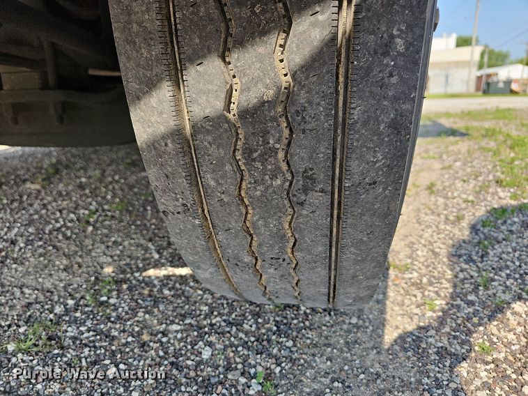 image for item LW9613 2003 Freightliner Century Class ST  semi truck