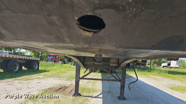 image for item LW9619 2010 Utility Trailers  flatbed trailer