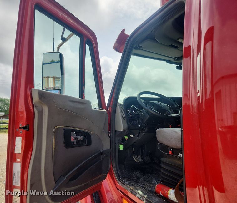 image for item LX9554 2013 International ProStar  semi truck